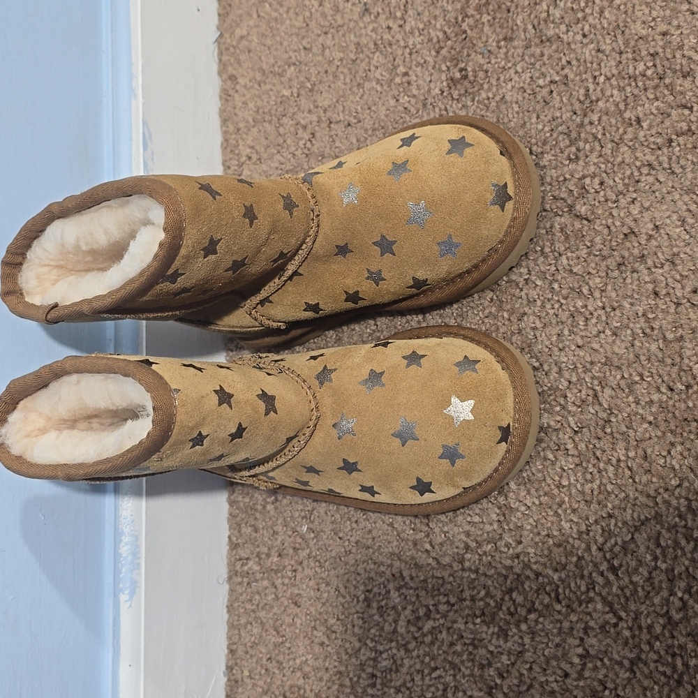 UGG KIDS CLASSIC SHORT II Water resistant stars Chestnut 1019697K Size 10